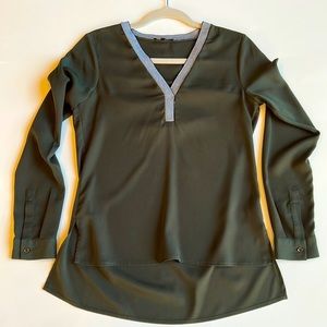 Blouse V neck style Dark green ribbed collar RW&Co